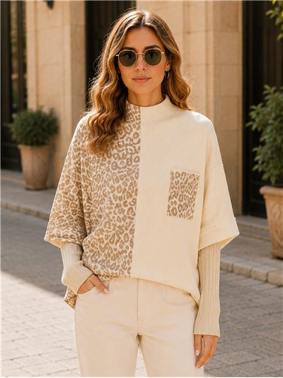 Suéter oversized com estampa animal combinada.