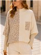 Suéter oversized com estampa animal combinada.