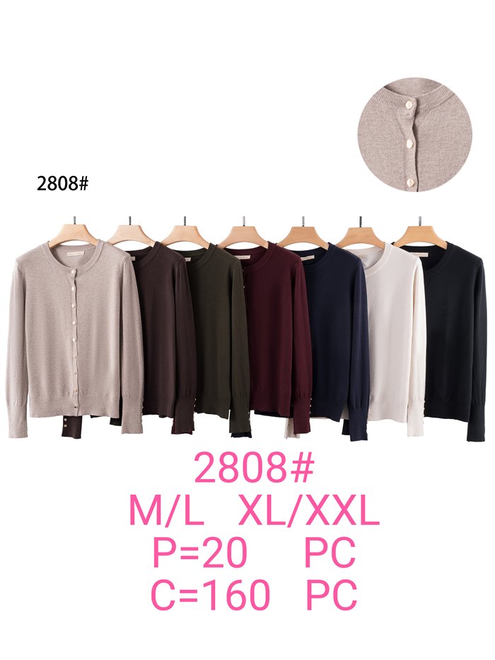 Veste en maille à col rond et boutons dorés