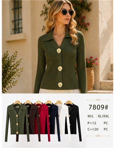 Gerippter Pullover mit Reverskragen und Zierknöpfen