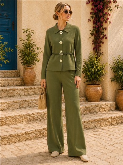 Conjunto de jaqueta de tricô e calça pantalona com cinto.