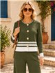 Completo composto da giacca in maglia con righe a contrasto e pantaloni a gamba larga