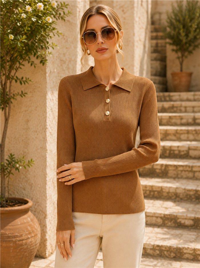 Pull à col roulé en maille côtelée avec boutons dorés