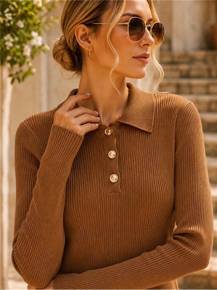 Pull à col roulé en maille côtelée avec boutons dorés