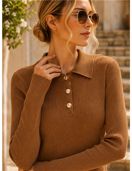 Pull à col roulé en maille côtelée avec boutons dorés