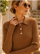 Pull à col roulé en maille côtelée avec boutons dorés