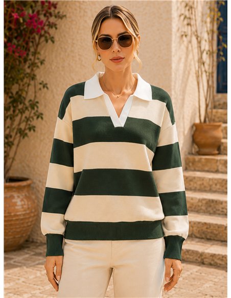 Camisa listrada com gola contrastante.