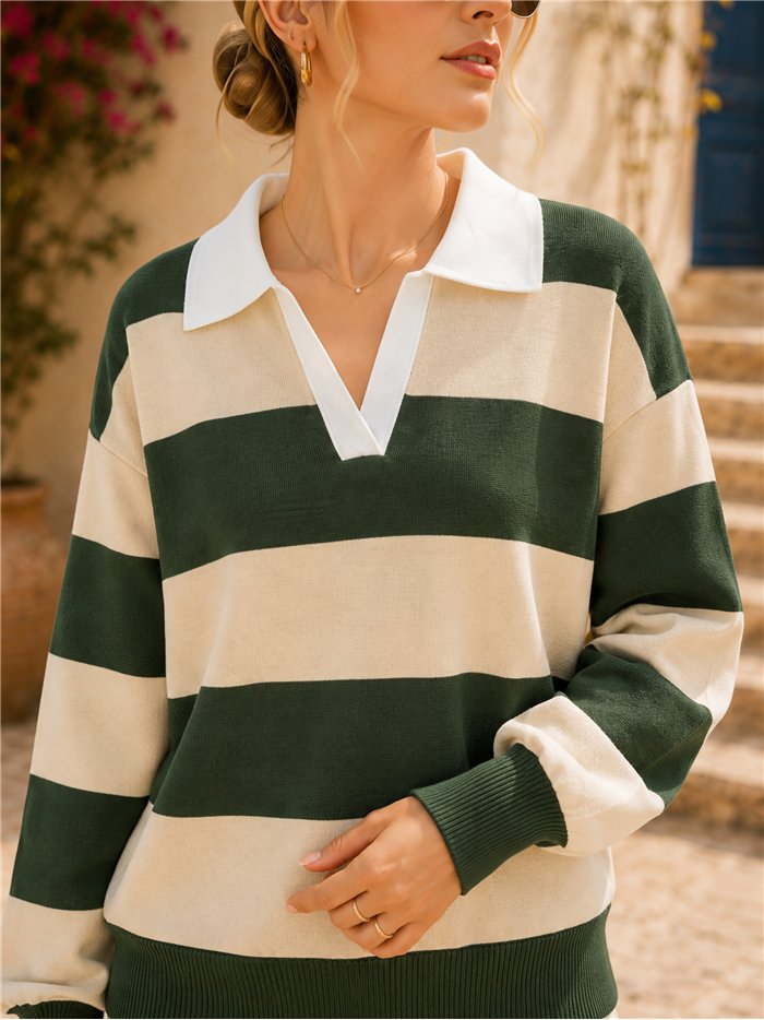Camisa listrada com gola contrastante.