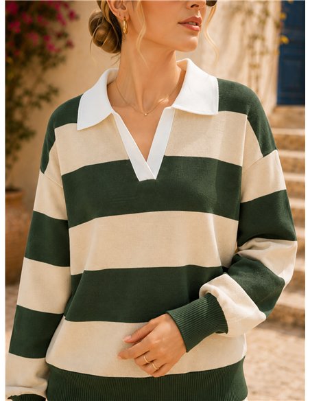 Camisa listrada com gola contrastante.