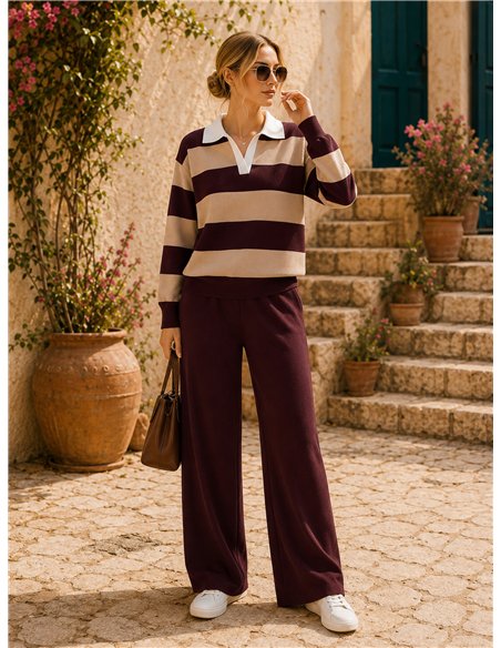 Conjunto de suéter listrado com gola de camisa contrastante e calças de pernas largas.