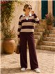 Conjunto de suéter listrado com gola de camisa contrastante e calças de pernas largas.