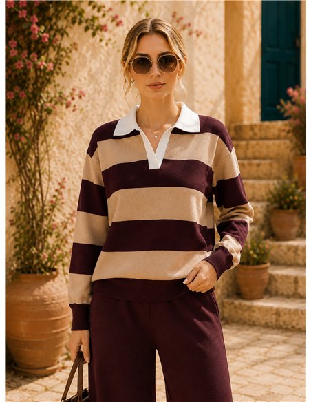 Conjunto de suéter listrado com gola de camisa contrastante e calças de pernas largas.