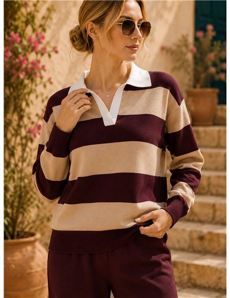 Conjunto de suéter listrado com gola de camisa contrastante e calças de pernas largas.