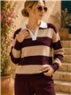 Conjunto de suéter listrado com gola de camisa contrastante e calças de pernas largas.