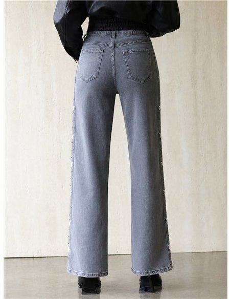 Jeans wide leg estrellas bordadas y tachas