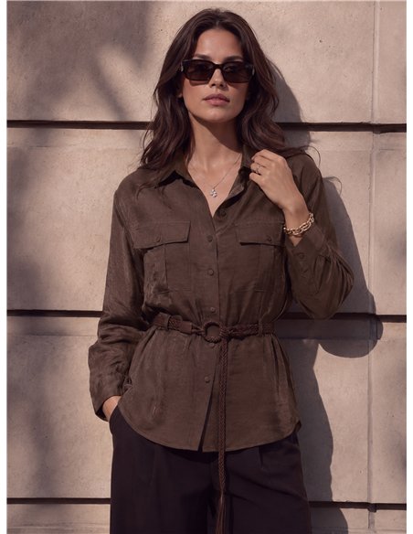 Camicia di raso con cintura e tasche