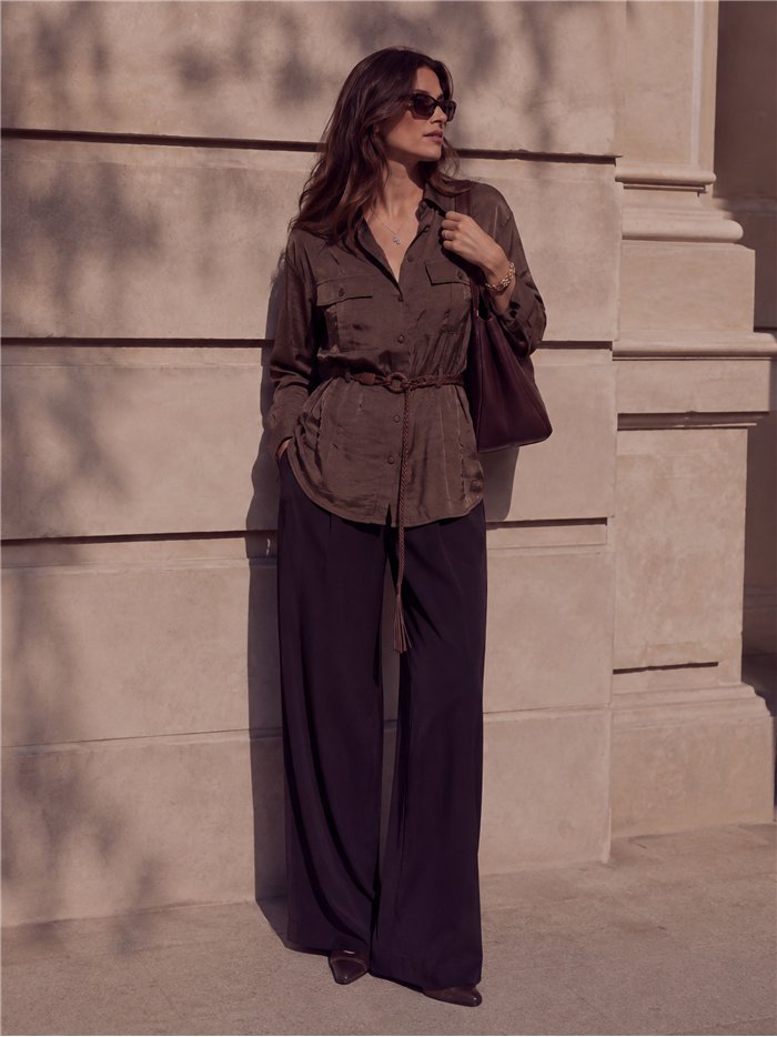 Camicia di raso con cintura e tasche