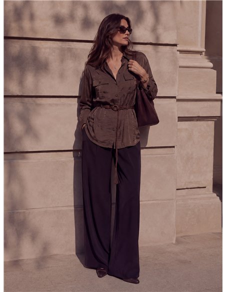 Camicia di raso con cintura e tasche
