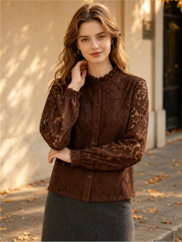 Blusa encaje floral con cuello fruncido