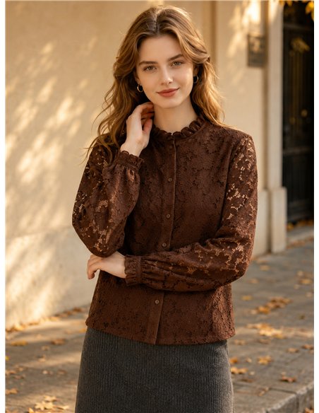Blusa encaje floral con cuello fruncido