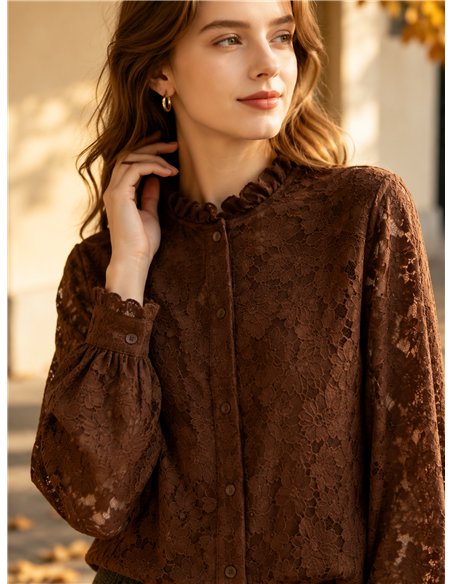 Blusa encaje floral con cuello fruncido