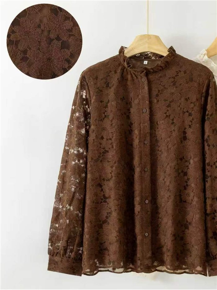 Blusa encaje floral con cuello fruncido
