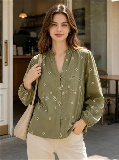Blusa bordada de flores y paisley