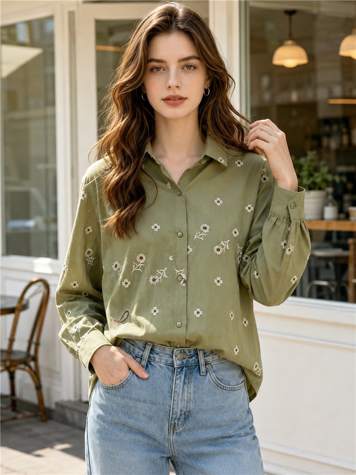 Camisa bordada de flores y paisley