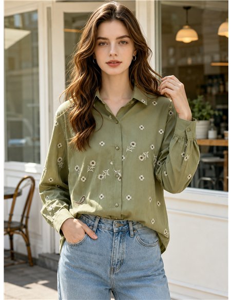 Camisa bordada de flores y paisley