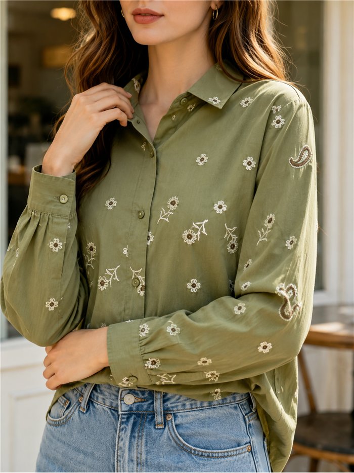 Camisa bordada de flores y paisley