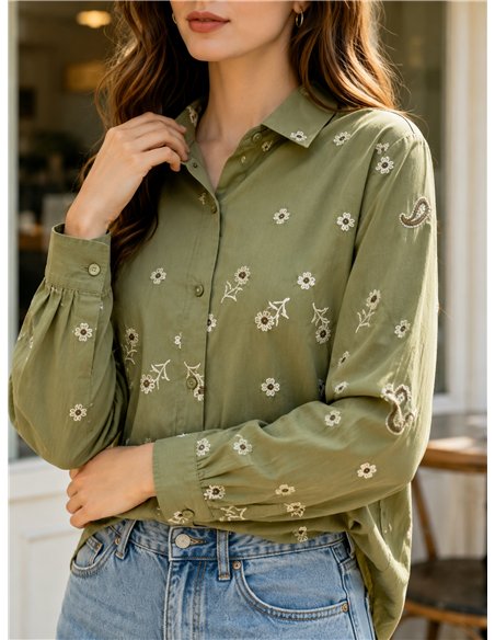 Camisa bordada de flores y paisley