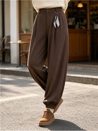 Pantalón jogger con detalle pañuelo