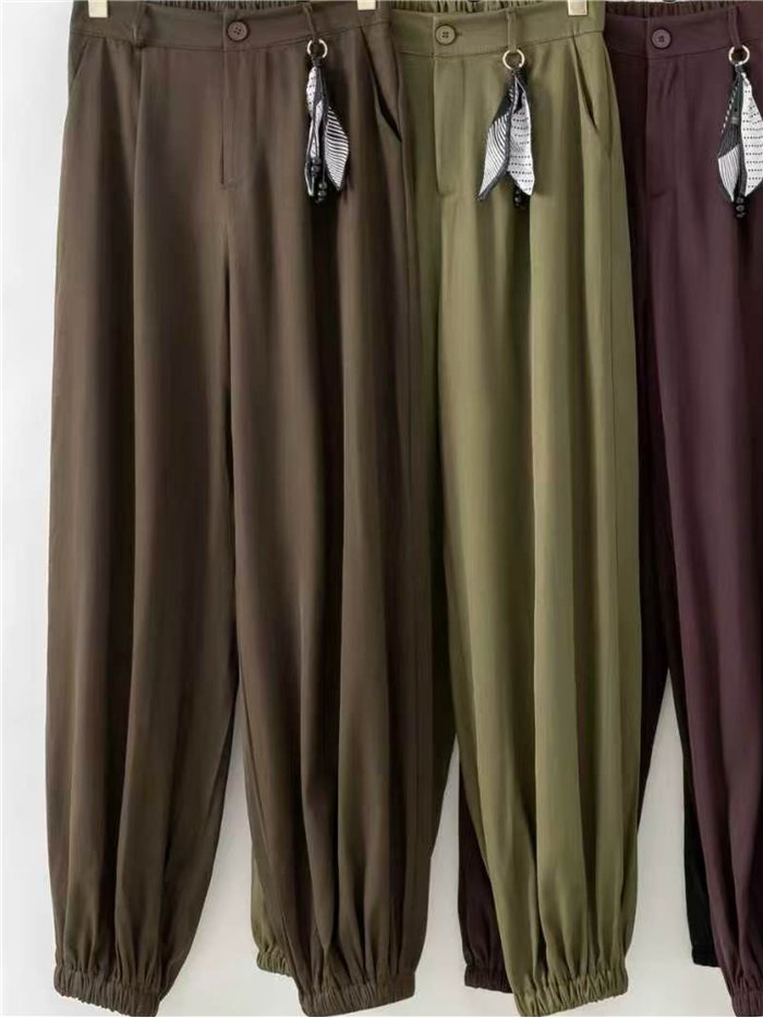 Pantalón jogger con detalle pañuelo