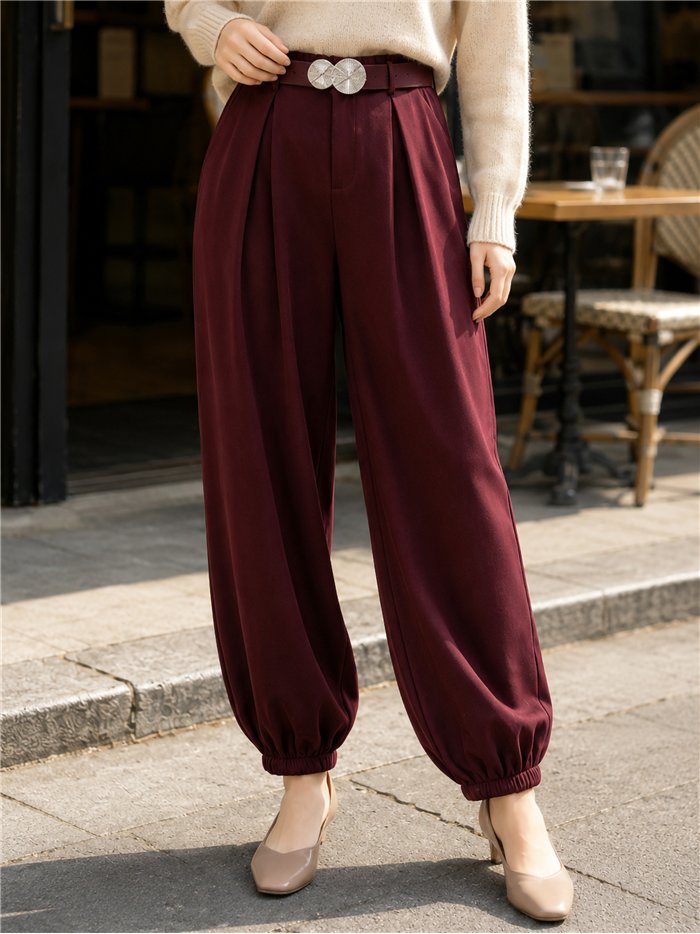 Pantalón jogger con cinturón joya