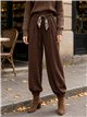 Pantalón jogger con cinturón pañuelo
