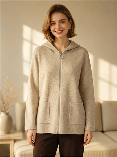Jaqueta de tricô oversized com capuz e bolsos frontais.