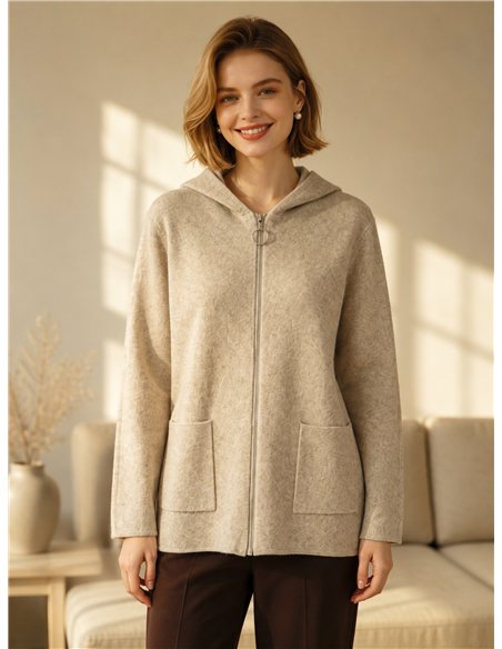 Jaqueta de tricô oversized com capuz e bolsos frontais.