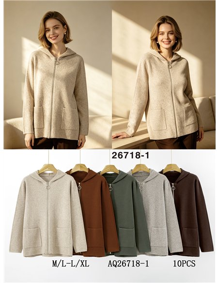 Jaqueta de tricô oversized com capuz e bolsos frontais.