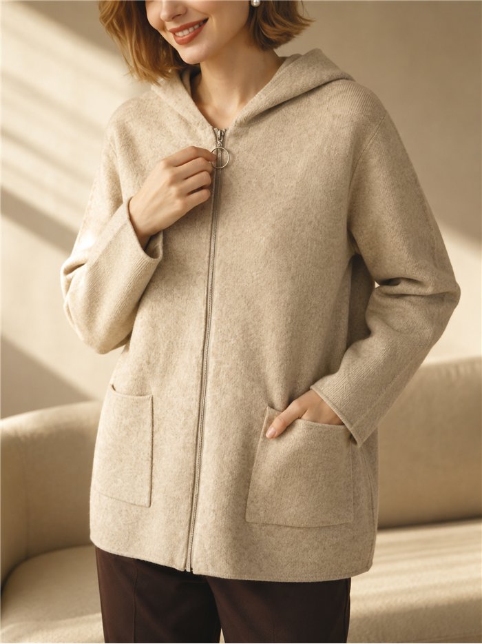 Jaqueta de tricô oversized com capuz e bolsos frontais.