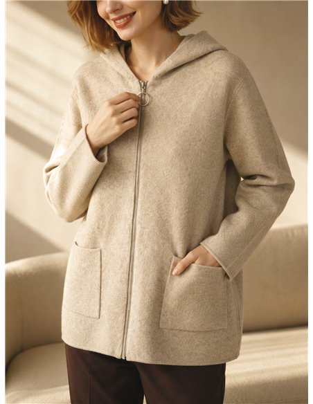 Jaqueta de tricô oversized com capuz e bolsos frontais.