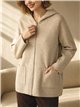 Jaqueta de tricô oversized com capuz e bolsos frontais.