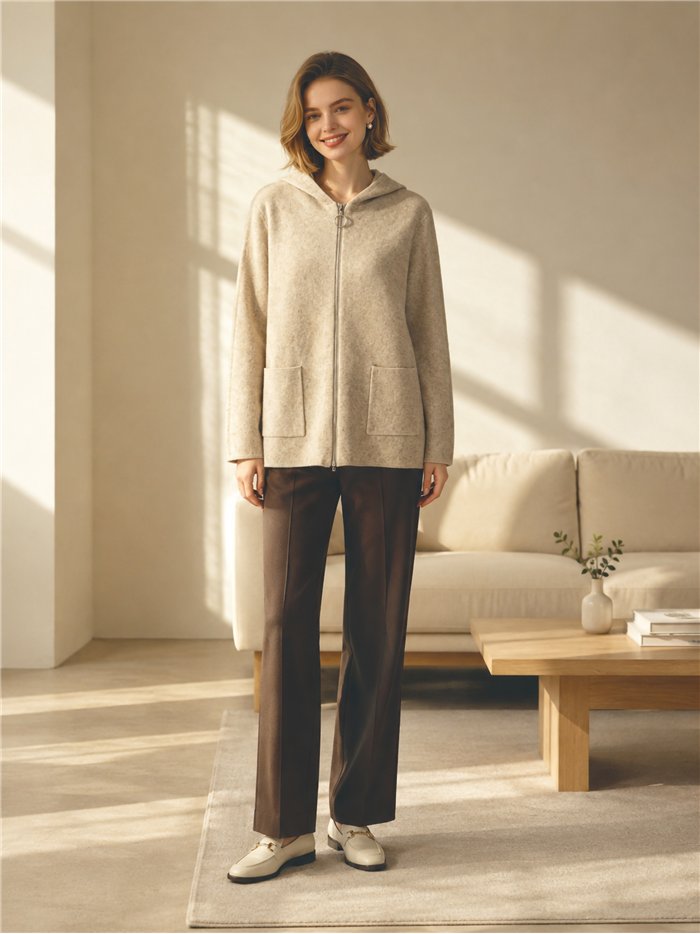 Jaqueta de tricô oversized com capuz e bolsos frontais.