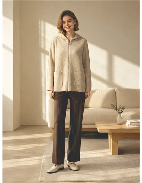 Jaqueta de tricô oversized com capuz e bolsos frontais.