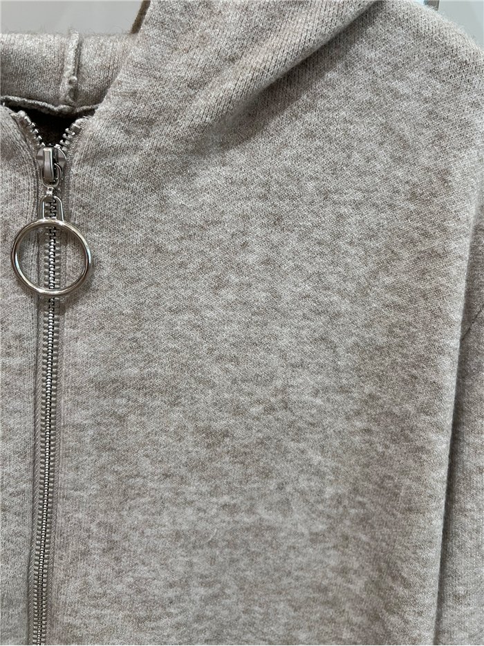 Jaqueta de tricô oversized com capuz e bolsos frontais.