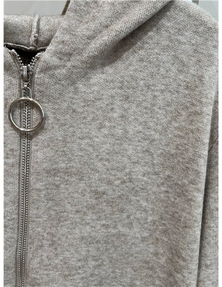 Jaqueta de tricô oversized com capuz e bolsos frontais.