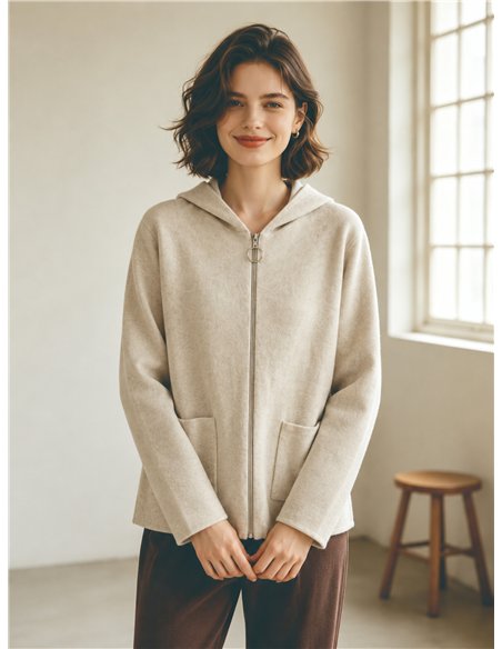 Jaqueta de tricô oversized com capuz e bolsos frontais.