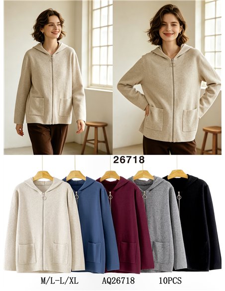 Jaqueta de tricô oversized com capuz e bolsos frontais.