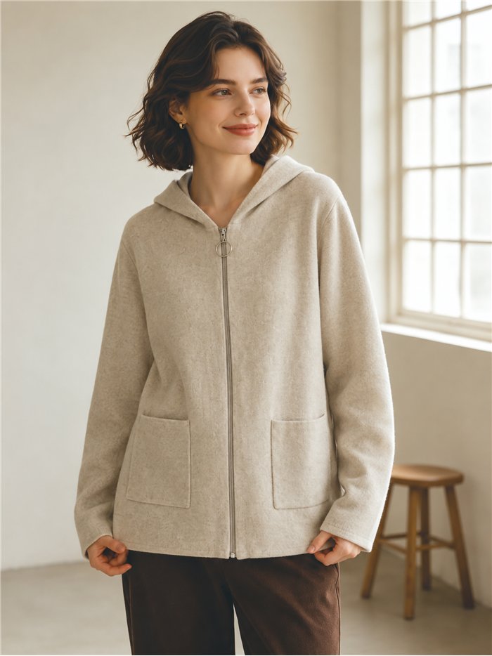 Jaqueta de tricô oversized com capuz e bolsos frontais.