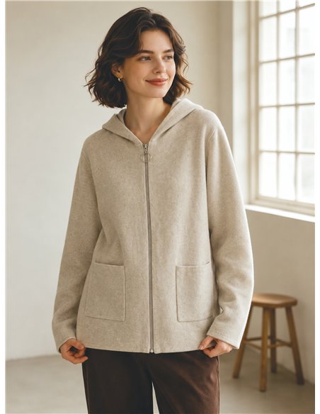 Jaqueta de tricô oversized com capuz e bolsos frontais.