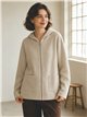 Jaqueta de tricô oversized com capuz e bolsos frontais.